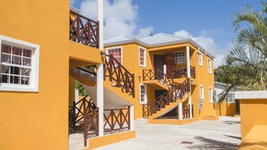 Un edificio giallo con numerosi balconi e scale.