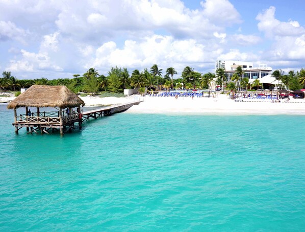 Playa en los alrededores, camastros y toallas de playa 