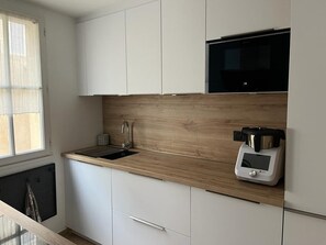 Fridge, microwave, oven, stovetop
