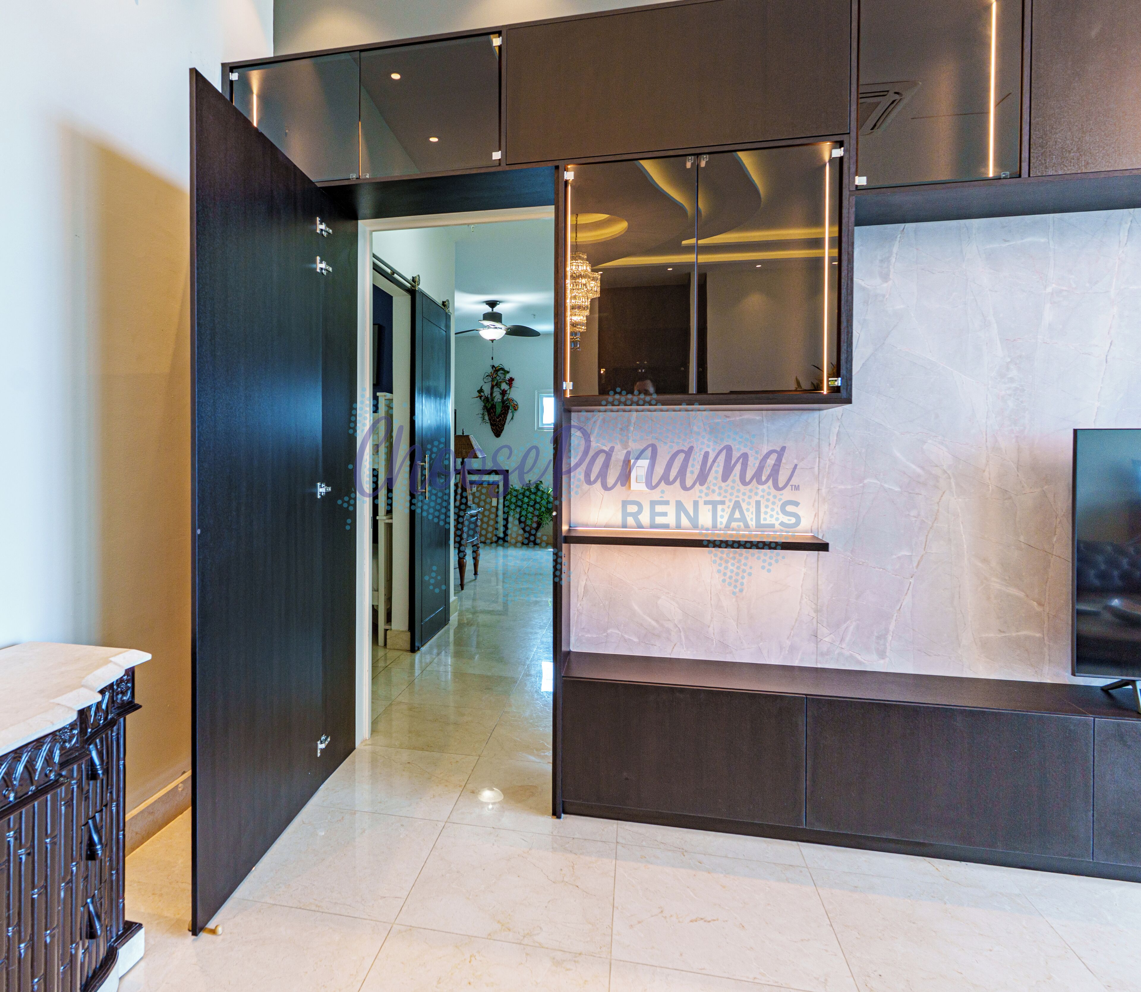 Un intérieur moderne avec un comptoir d'accueil portant l'inscription « Panama Rentals ».