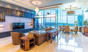 Una televisión, un futbolín, una mesa de tenis de mesa