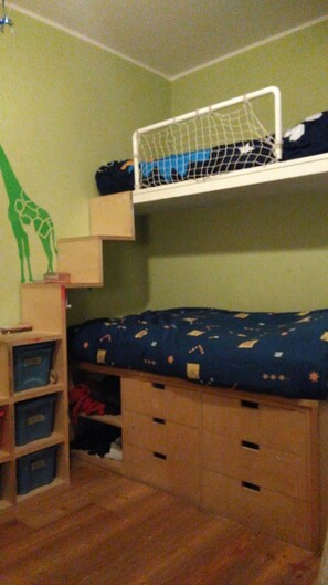 4 bedrooms, desk, iron/ironing board, free WiFi