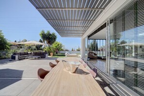 Outdoor dining - Stunning Contemporary Villa next to Golf Resort (Marbella)