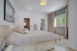 3 bedrooms, iron/ironing board, WiFi, bed sheets - Stunning Contemporary Villa next to Golf Resort (Marbella)