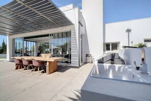Outdoor dining - Stunning Contemporary Villa next to Golf Resort (Marbella)
