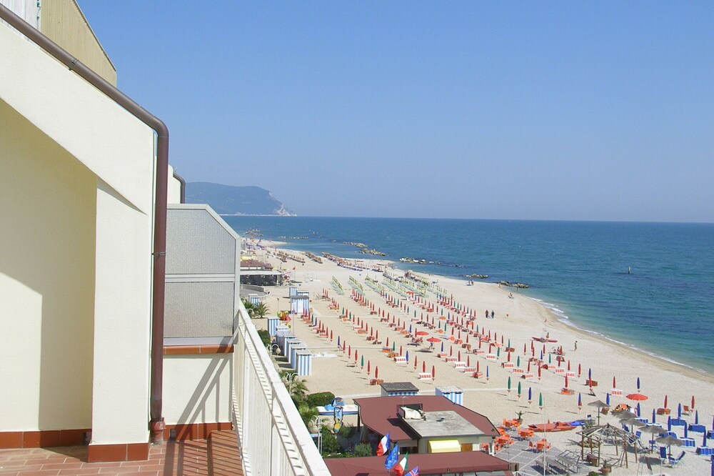 Seafront apartment / Apartment on the sea