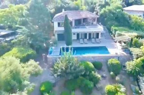 A large house with a swimming pool surrounded by lush greenery. - Villa 30m from the beach in the splendid Cala Rossa Estate, swimming pool (Lecci)