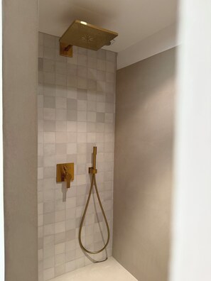 Douche, séchoir à cheveux, serviettes fournies, papier de toilette
