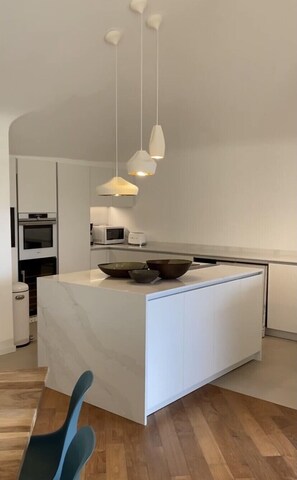 Réfrigérateur, four à micro-ondes, un four, surface de cuisson