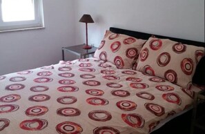 2 عدّة غرف نوم وواي فاي وملاءات أسرّة