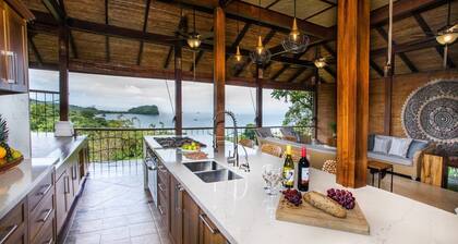 Villa de style balinais. Perché au-dessus de Rainforest avec vue panoramique et piscine.
