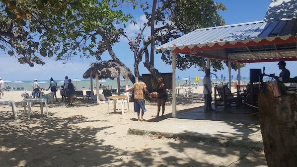 Sur la plage, chaise longue, serviettes de plage