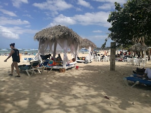 Am Strand, LiegestĂŒhle, StrandtĂŒcher