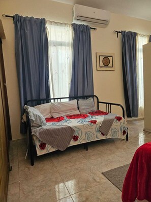 1 chambre, bureau, fer et planche à repasser, accès au Wi-Fi (inclus)