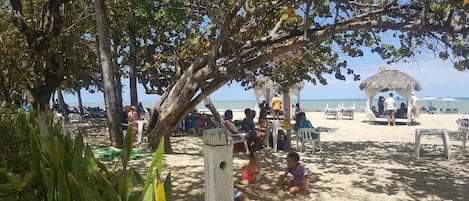 Am Strand, Liegestühle, Strandtücher