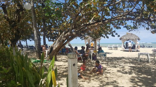 El Pueblito, Playa Doradan, rannan ja kaupunkitalon vieressä