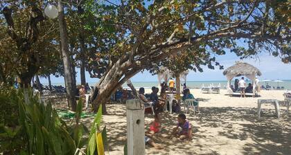 El Pueblito, Playa Doradan, rannan ja kaupunkitalon vieressä