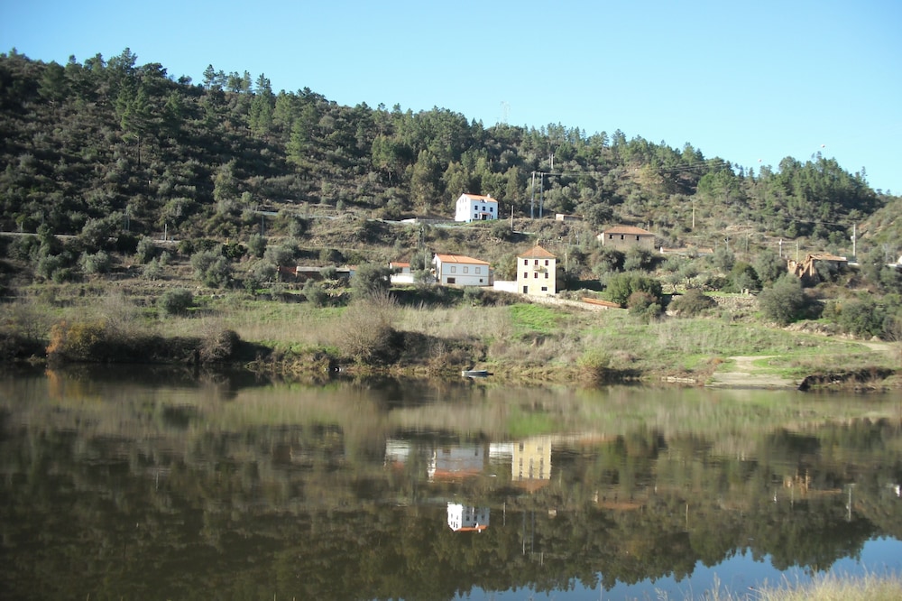 Casa do Rio on the banks of the Tagus River