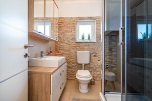 Een douche, een haardroger, handdoeken