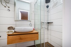Douche, sèche-cheveux, serviettes fournies