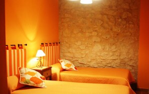 3 quartos, cofres nos quartos, ferros/tábuas de passar roupa, Wi-Fi