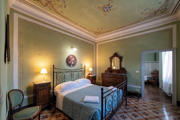 2 bedrooms, iron/ironing board, WiFi, bed sheets - Apartment in historical residence in the center of Finalborgo (Finale Ligure)