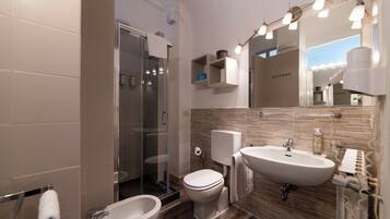 Dusche, Haartrockner, Bidet, Handtücher