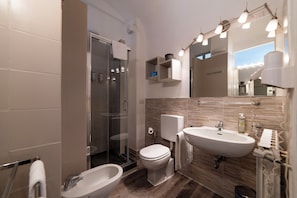 Shower, hair dryer, bidet, towels - Apartment in historical residence in the center of Finalborgo (Finale Ligure)