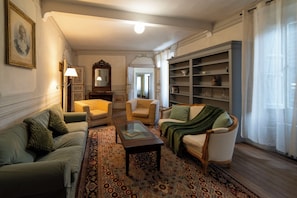 TV - Apartment in historical residence in the center of Finalborgo (Finale Ligure)