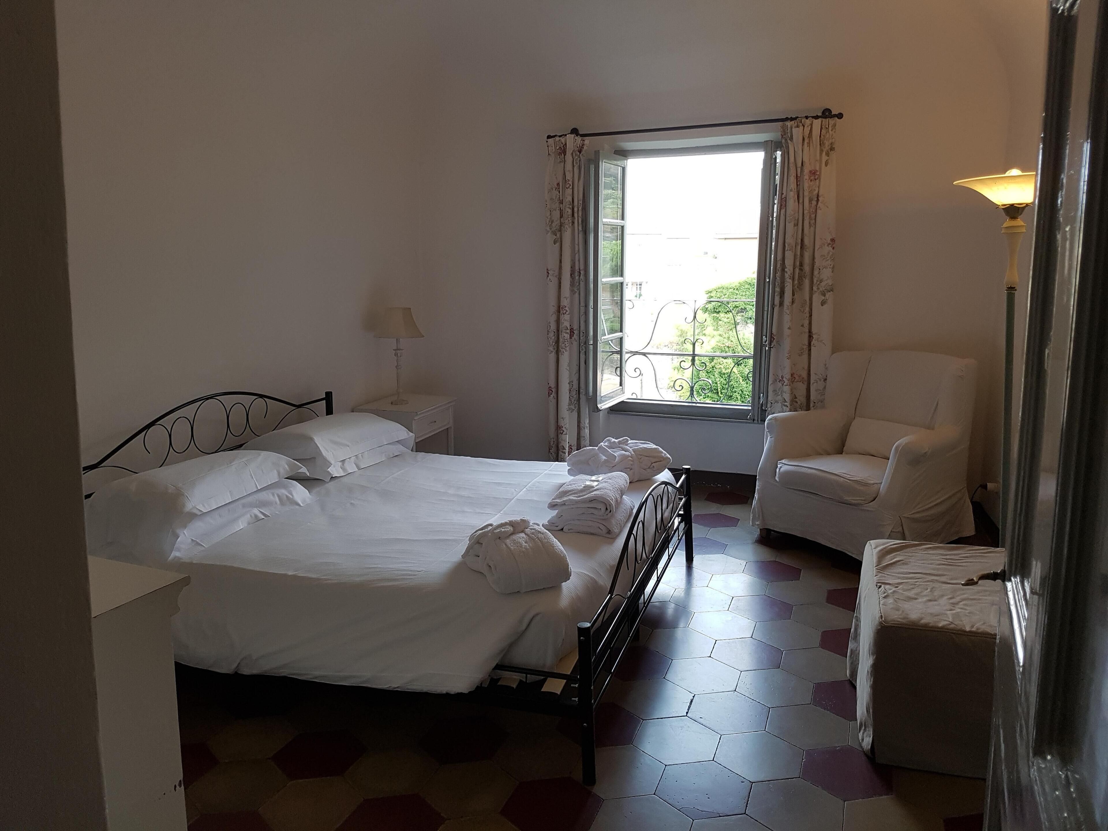 2 habitaciones, tabla de planchar con plancha, wifi y ropa de cama 