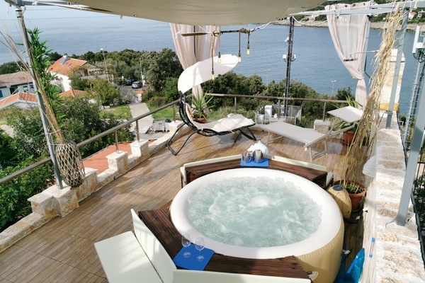 Terrace with Jacuzzi, sunbeds, shower, beach and sea view