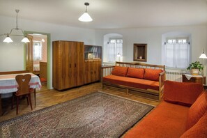 Peis, bøker, stereoanlegg og kontorer