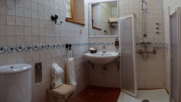 Secador de pelo, toallas, papel higiénico
