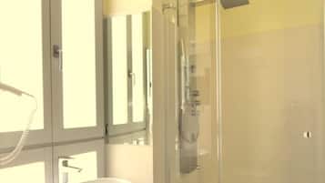 Een haardroger, handdoeken, zeep, shampoo