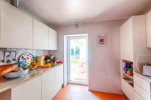 Jääkaappi, mikroaaltouuni, liesi, astianpesukone