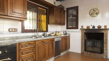 Een koelkast, een magnetron, een oven, een kookplaat