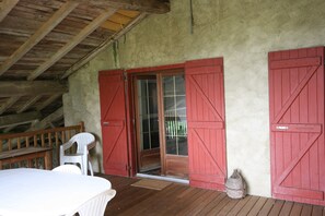 Outdoor dining - APARTMENT T1 bis overlooking Pyrenees (Camarade)