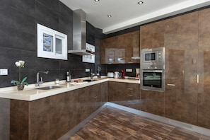 Een koelkast, een microgolfoven, een oven, een vaatwasser