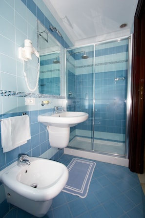Shower, hair dryer, bidet, towels - Two bedroom apartment - Surrentum (Sorrento)