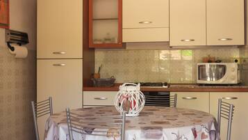 Frigorifero, microonde, forno, piano cottura