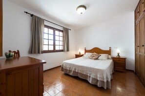 2 habitaciones, tabla de planchar con plancha y cuna de viaje 
