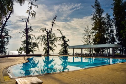Cozy Beachfront Condo With Jacuzzi On Balcony