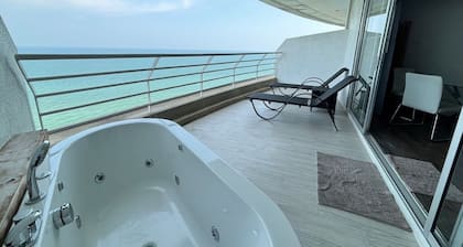 Gemütliche Wohnung am Strand mit Whirlpool auf Balkon