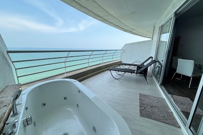 Cozy Beachfront Condo With Jacuzzi On Balcony