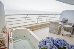 Property grounds - Cozy Beachfront Condo With Jacuzzi On Balcony (Tambon Cha-am)