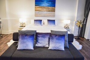 Smart TV - Cozy Beachfront Condo With Jacuzzi On Balcony (Tambon Cha-am)