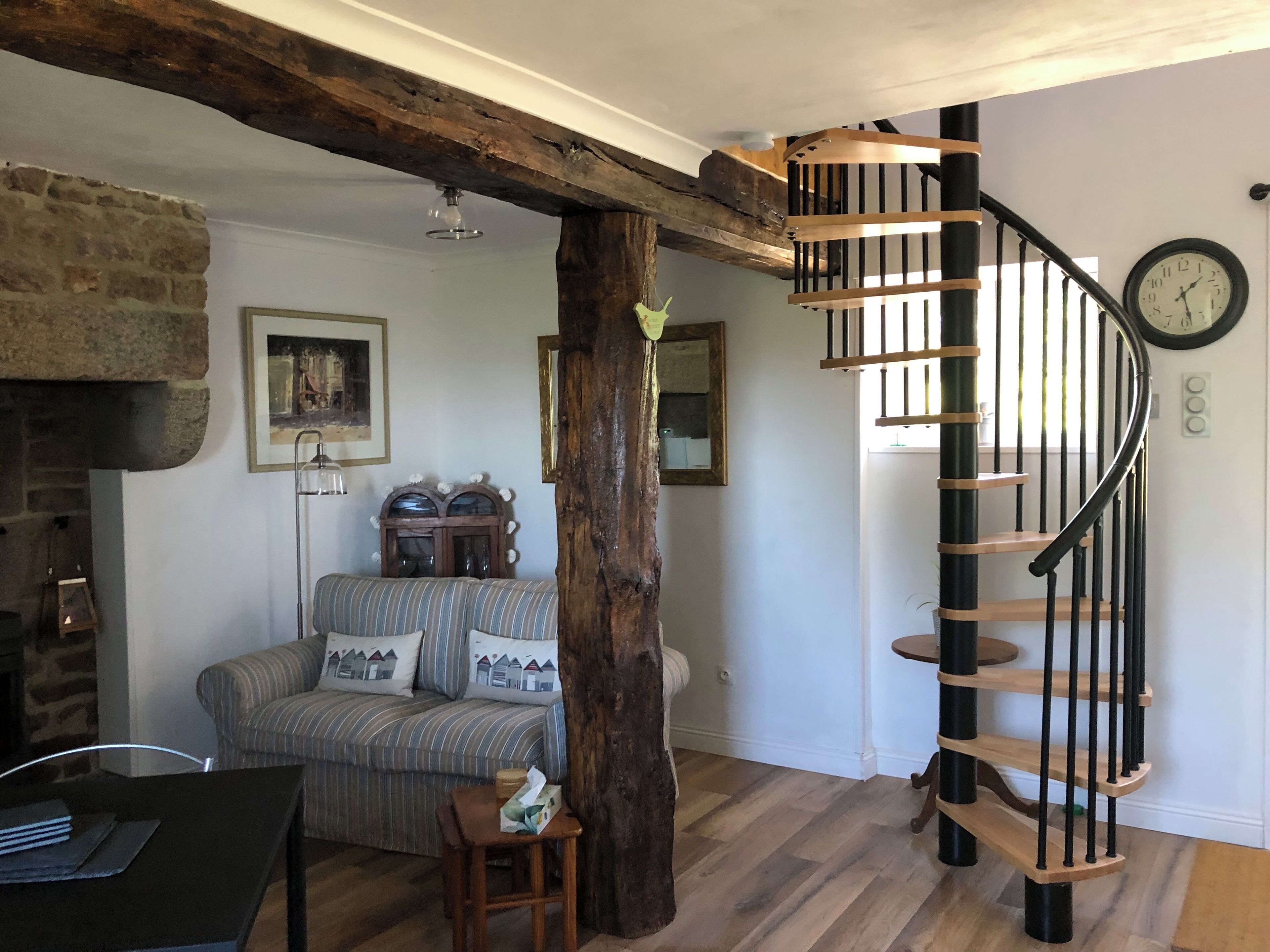 Een smart-tv, een open haard en boeken