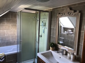 Baignoire, sèche-cheveux, serviettes fournies, savon