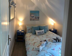 5 bedrooms, desk, iron/ironing board, travel crib