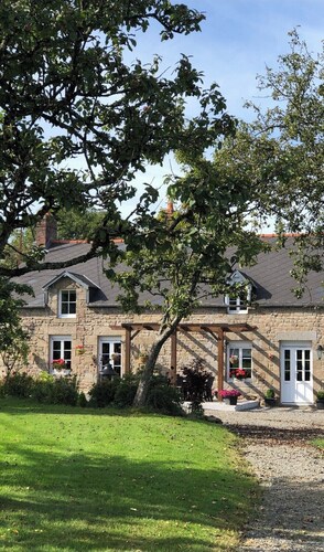 SPACIOUS Family Farmhouse in 3 ACRES with STUNNING VIEWS, EXCLUSIVE USE.